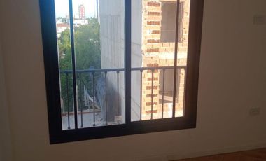 Venta DOS AMBIENTES con balcón Edificio de Categoría