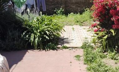 VENTA - CASA A REFACCIONAR- CON TERRENO LIBRE