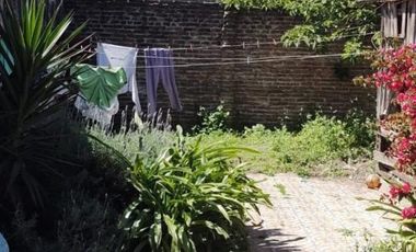 VENTA - CASA A REFACCIONAR- CON TERRENO LIBRE