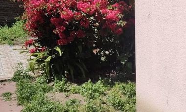 VENTA - CASA A REFACCIONAR- CON TERRENO LIBRE
