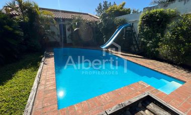 CHALET 6 AMBIENTES EN HAEDO CON FONDO Y PILETA.