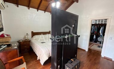 CHALET 6 AMBIENTES EN HAEDO CON FONDO Y PILETA.