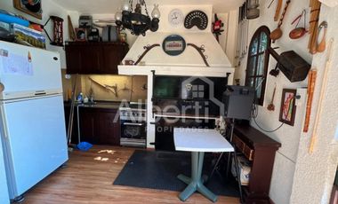 CHALET 6 AMBIENTES EN HAEDO CON FONDO Y PILETA.