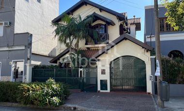 CHALET 6 AMBIENTES EN HAEDO CON FONDO Y PILETA.