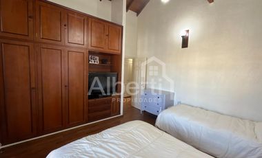 CHALET 6 AMBIENTES EN HAEDO CON FONDO Y PILETA.