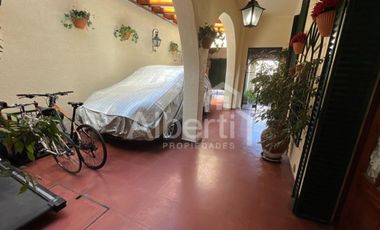 CHALET 6 AMBIENTES EN HAEDO CON FONDO Y PILETA.