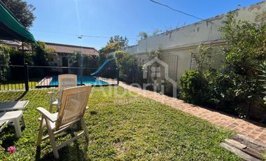 CHALET 6 AMBIENTES EN HAEDO CON FONDO Y PILETA.