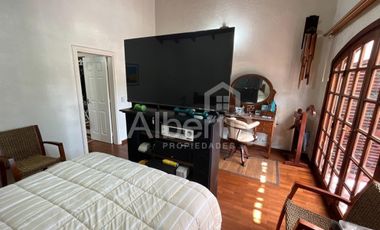 CHALET 6 AMBIENTES EN HAEDO CON FONDO Y PILETA.