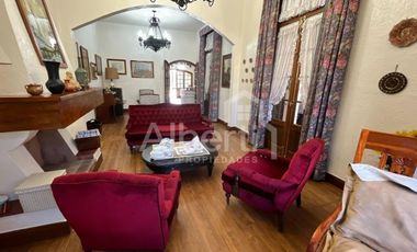 CHALET 6 AMBIENTES EN HAEDO CON FONDO Y PILETA.