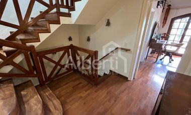 CHALET 6 AMBIENTES EN HAEDO CON FONDO Y PILETA.