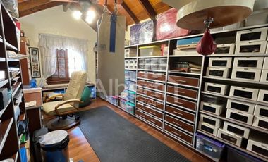 CHALET 6 AMBIENTES EN HAEDO CON FONDO Y PILETA.