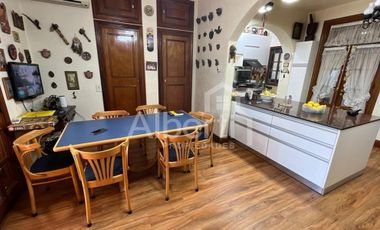 CHALET 6 AMBIENTES EN HAEDO CON FONDO Y PILETA.