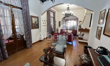 CHALET 6 AMBIENTES EN HAEDO CON FONDO Y PILETA.