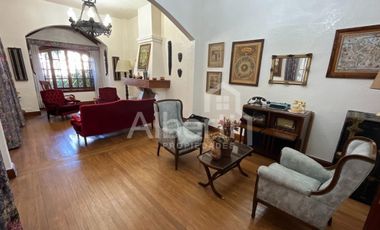 CHALET 6 AMBIENTES EN HAEDO CON FONDO Y PILETA.