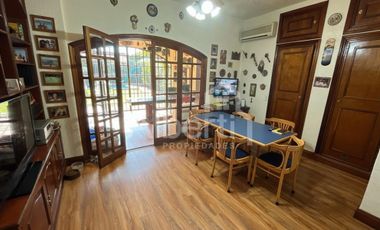 CHALET 6 AMBIENTES EN HAEDO CON FONDO Y PILETA.