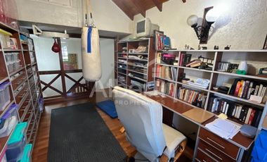 CHALET 6 AMBIENTES EN HAEDO CON FONDO Y PILETA.