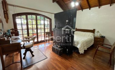 CHALET 6 AMBIENTES EN HAEDO CON FONDO Y PILETA.