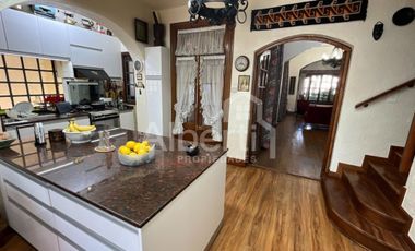 CHALET 6 AMBIENTES EN HAEDO CON FONDO Y PILETA.