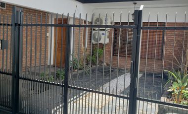 Chalet 5 Amb. con Cochera - IMPECABLE