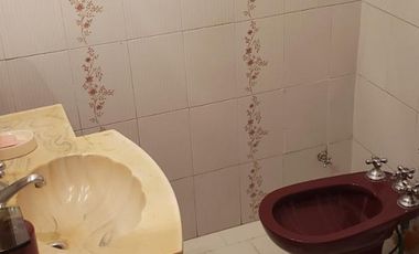 Chalet 5 Amb. con Cochera - IMPECABLE