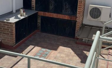 Chalet 5 Amb. con Cochera - IMPECABLE