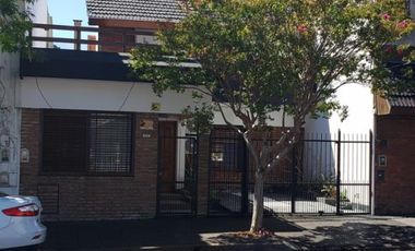 Chalet 5 Amb. con Cochera - IMPECABLE