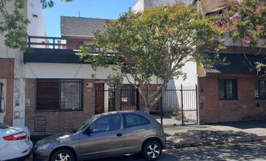 Chalet 5 Amb. con Cochera - IMPECABLE