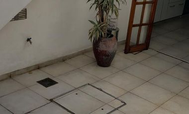 Chalet 5 Amb. con Cochera - IMPECABLE