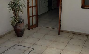 Chalet 5 Amb. con Cochera - IMPECABLE