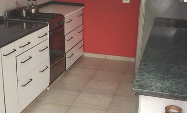 Chalet 5 Amb. con Cochera - IMPECABLE