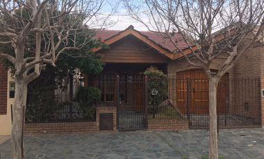 VENDO Chalet 5 amb c/fondo libre s/lote 10 x 45 Quincho Fondo libre Garaje 2 autos