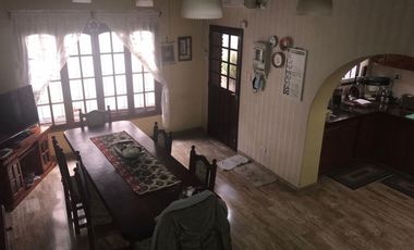 VENDO Chalet 5 amb c/fondo libre s/lote 10 x 45 Quincho Fondo libre Garaje 2 autos