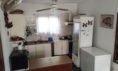 EXCELENTES PROPIEDADES  DE 3 AMBIENTES UNA AL FRENTE Y OTRA AL FONDO. CON ENTRADA DE AUTOS Y PATIO.