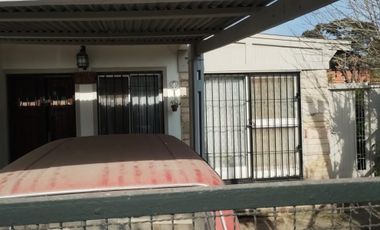 EXCELENTES PROPIEDADES  DE 3 AMBIENTES UNA AL FRENTE Y OTRA AL FONDO. CON ENTRADA DE AUTOS Y PATIO.