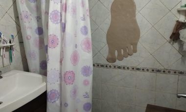 EXCELENTES PROPIEDADES  DE 3 AMBIENTES UNA AL FRENTE Y OTRA AL FONDO. CON ENTRADA DE AUTOS Y PATIO.