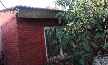 EXCELENTES PROPIEDADES  DE 3 AMBIENTES UNA AL FRENTE Y OTRA AL FONDO. CON ENTRADA DE AUTOS Y PATIO.