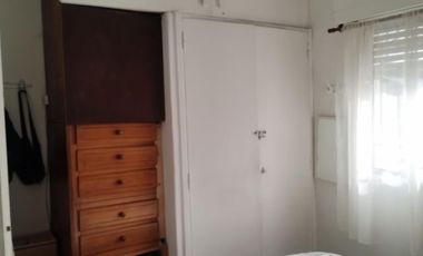 EXCELENTES PROPIEDADES  DE 3 AMBIENTES UNA AL FRENTE Y OTRA AL FONDO. CON ENTRADA DE AUTOS Y PATIO.