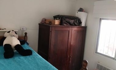 EXCELENTES PROPIEDADES  DE 3 AMBIENTES UNA AL FRENTE Y OTRA AL FONDO. CON ENTRADA DE AUTOS Y PATIO.