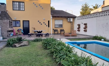 Casa 5 ambientes con fondo y pileta