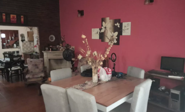 Casa 5 ambientes con fondo y pileta