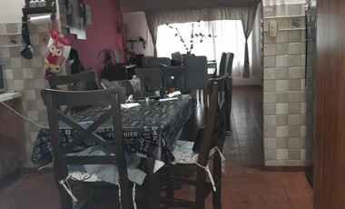 Casa 5 ambientes con fondo y pileta