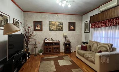 Chalet de 4 AMBIENTES en venta