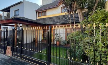 Chalet de 4 AMBIENTES en venta
