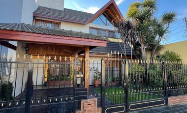 Chalet de 4 AMBIENTES en venta