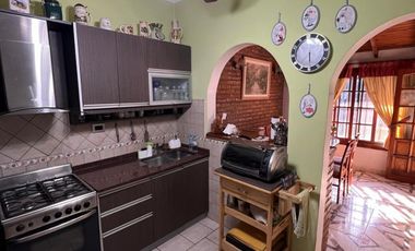 Chalet de 4 AMBIENTES en venta