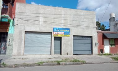 EXCELENTE LOCAL, CON DEPOSITO. GARAGE CON PORTÓN LEVADIZO. IDEAL COMERCIO O PEQUEÑO EMPRENDIMIENTO