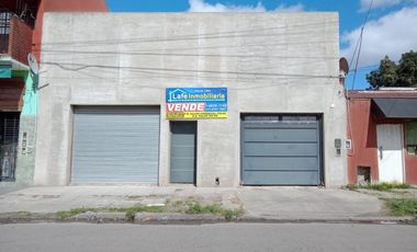 EXCELENTE LOCAL, CON DEPOSITO. GARAGE CON PORTÓN LEVADIZO. IDEAL COMERCIO O PEQUEÑO EMPRENDIMIENTO