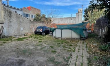 PH En Planta Baja  3 ambientes con cochera y fondo libre. Barrio Atalaya, Isidro Casanova. Apto credito Bnacario