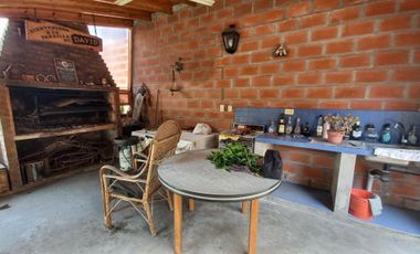 VENTA CASA 4 AMBIENTES CON FONDO LIBRE Y COCHERA
