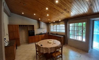 VENTA CASA 4 AMBIENTES CON FONDO LIBRE Y COCHERA